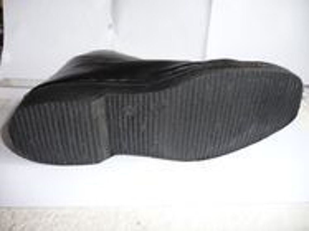 CHAUSSURES D'HIVER NEUVES FOURR&Eacute;ES CUIR NOIR
Chaussures