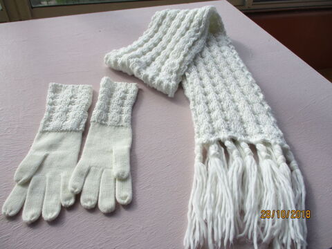 Echarpe + gants blancs avec fils argents neufs  19 Le Vernois (39)