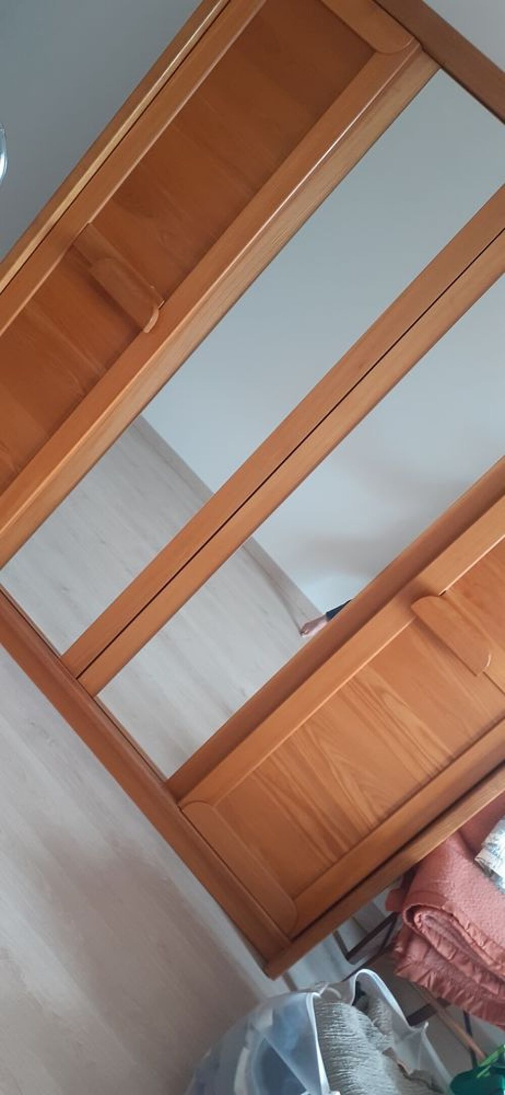 ARMOIRE EN PIN TRES BON ETAT ....FAIRE OFFRE DE PRIX 
Meubles