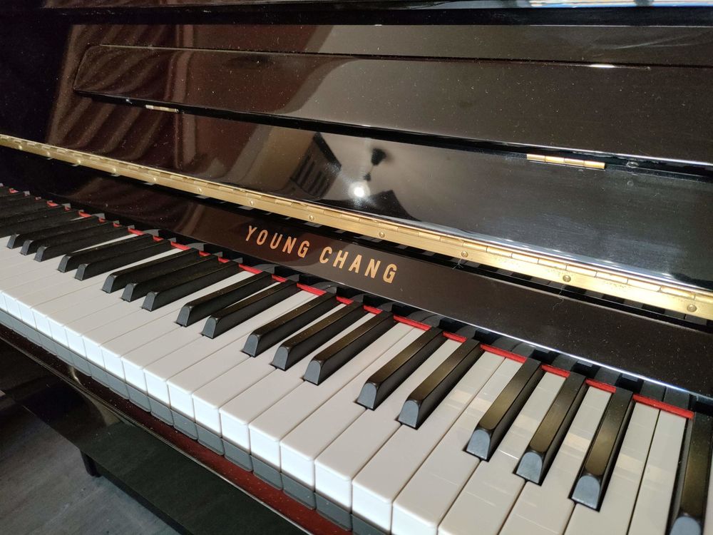 Piano droit Young Chang EC-109 noir laqu&eacute; Instruments de musique