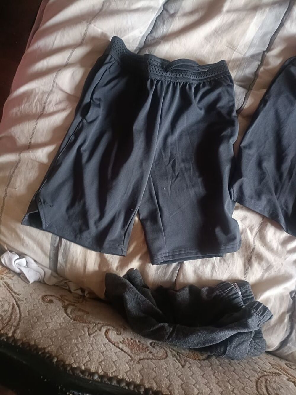 12€ cinq short taille 8 ans Vêtements enfants