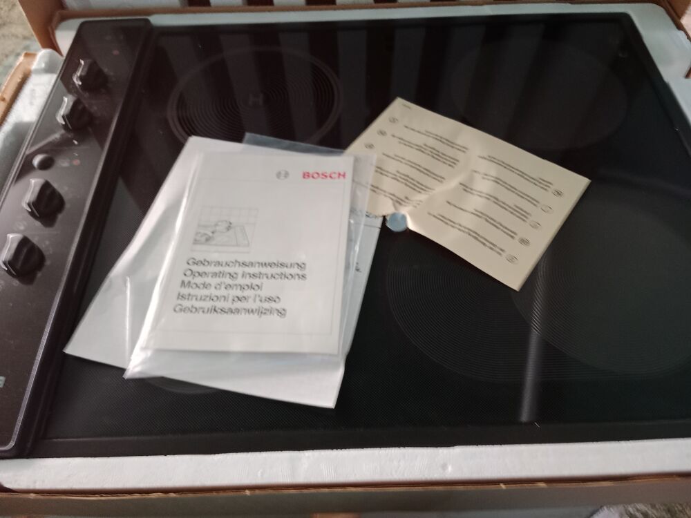 &agrave; saisir plaque 4 feux vitro dont un maxi pour gros plats Electroménager