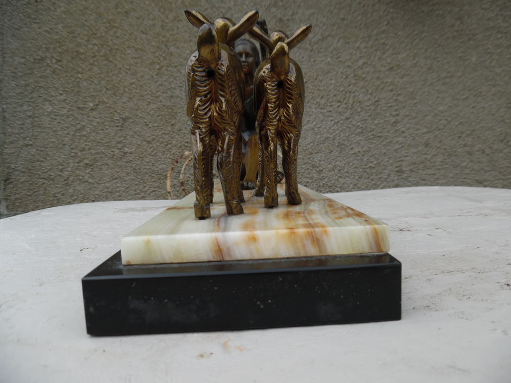 sculture art d&eacute;co femme aux biche. 