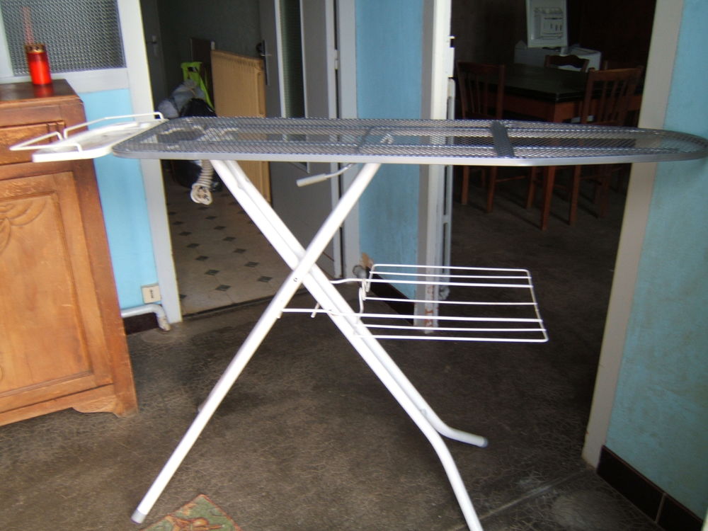 TABLE A REPASSER Meubles