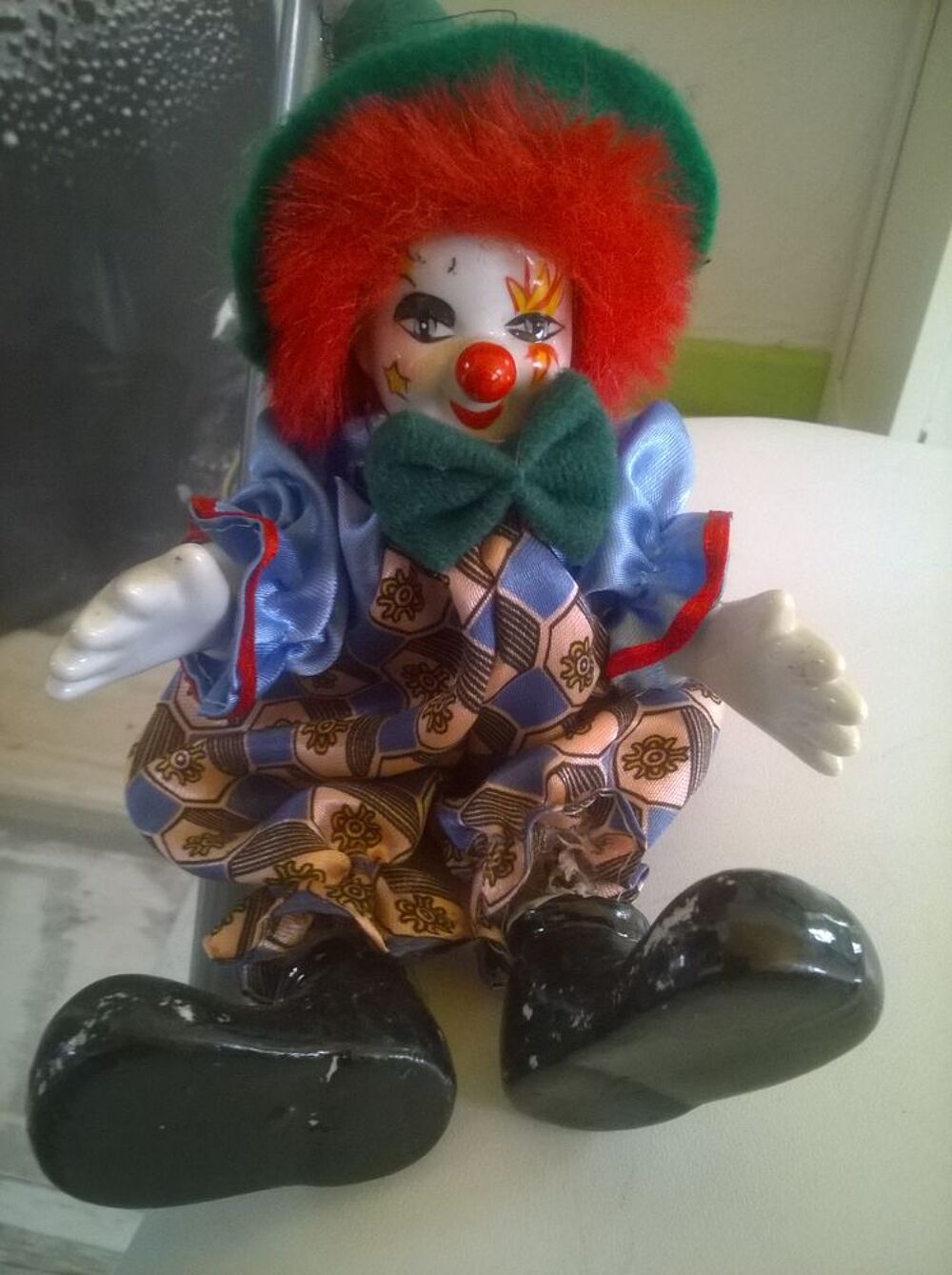 Beau clown Bras et Jambes articules 
porcelaine 