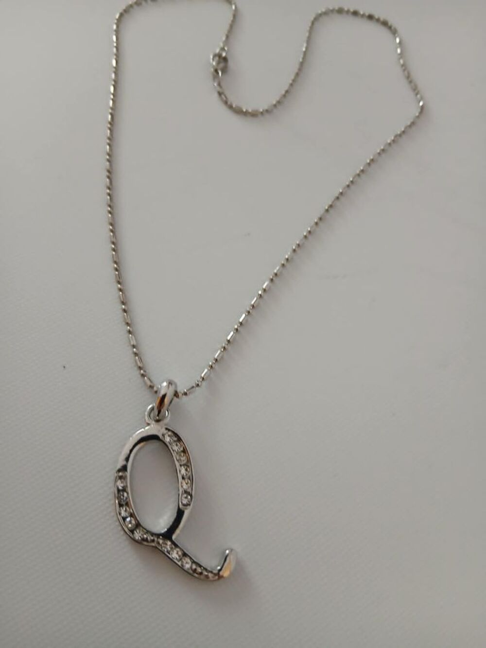  Belle parure lettre Q avec strass brillants belle forme N? Bijoux et montres