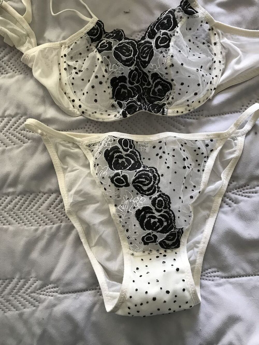 ENSEMBLE DE LINGERIE Blanc roses Noires T. 85 B Vêtements