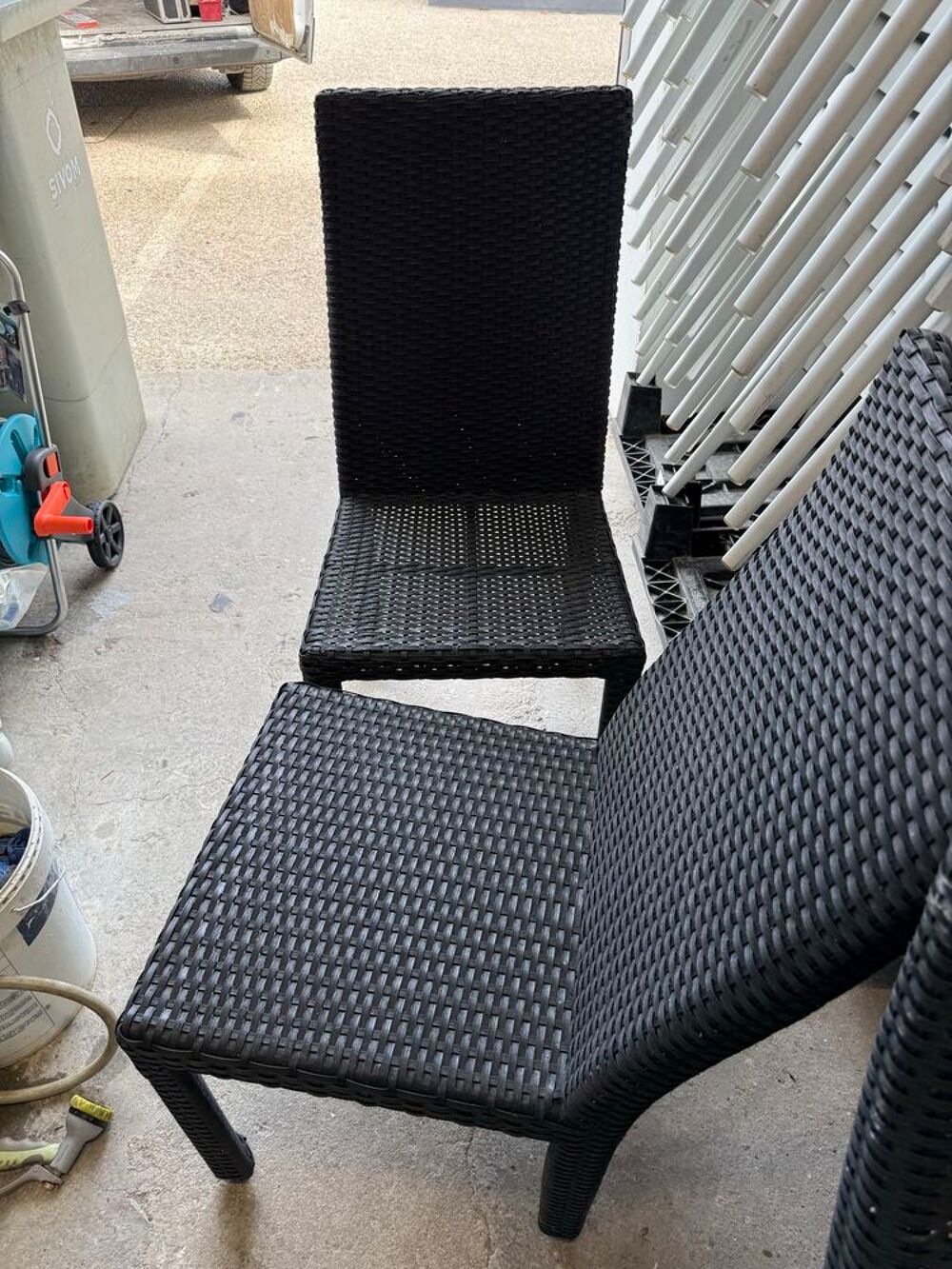 Lot de 4 chaises en r&eacute;sine tress&eacute;e noire €" Tr&egrave;s bon &eacute;tat Meubles