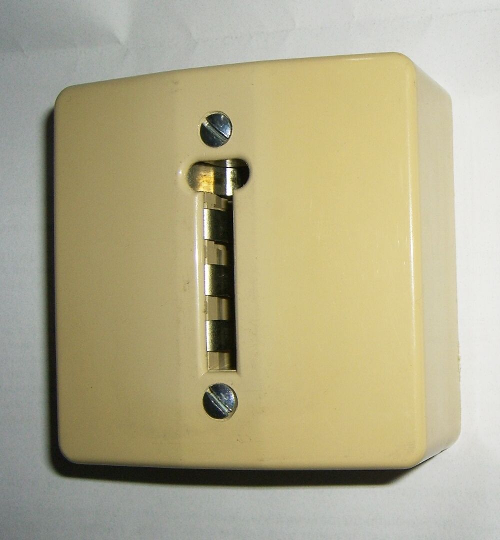 Prise t&eacute;l&eacute;phone femelle &agrave; poser en saillie Bricolage