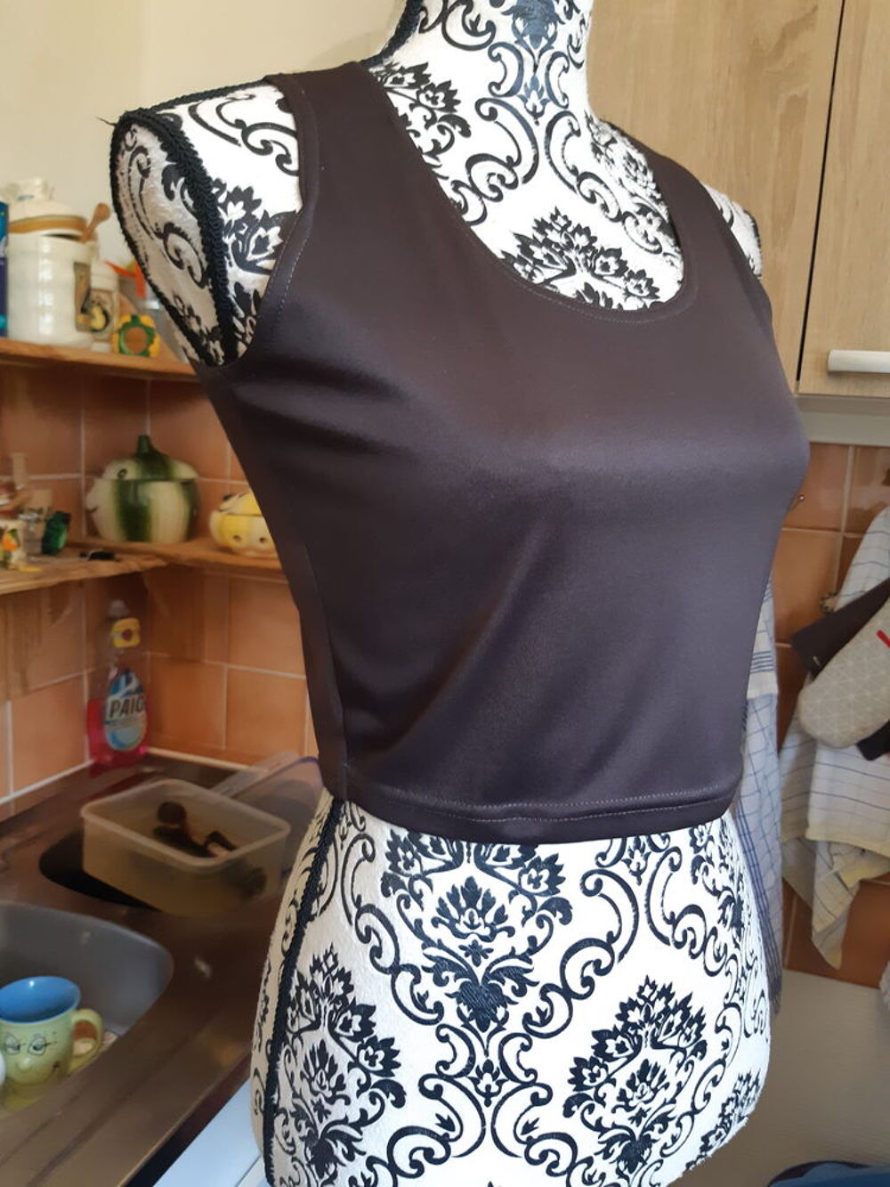  top marron, court, satin&eacute; NEUF sans manche TAILLE 1
l Vêtements