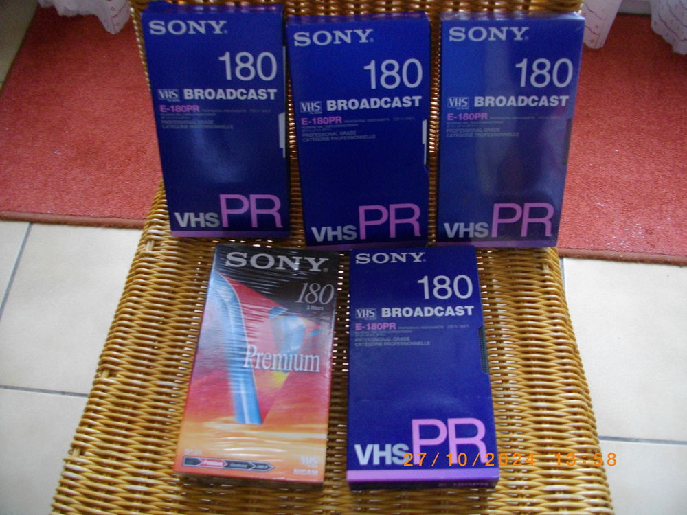 5 Cassettes vhs de 180 mn pour magn&eacute;toscope - Marque : SONY DVD et blu-ray