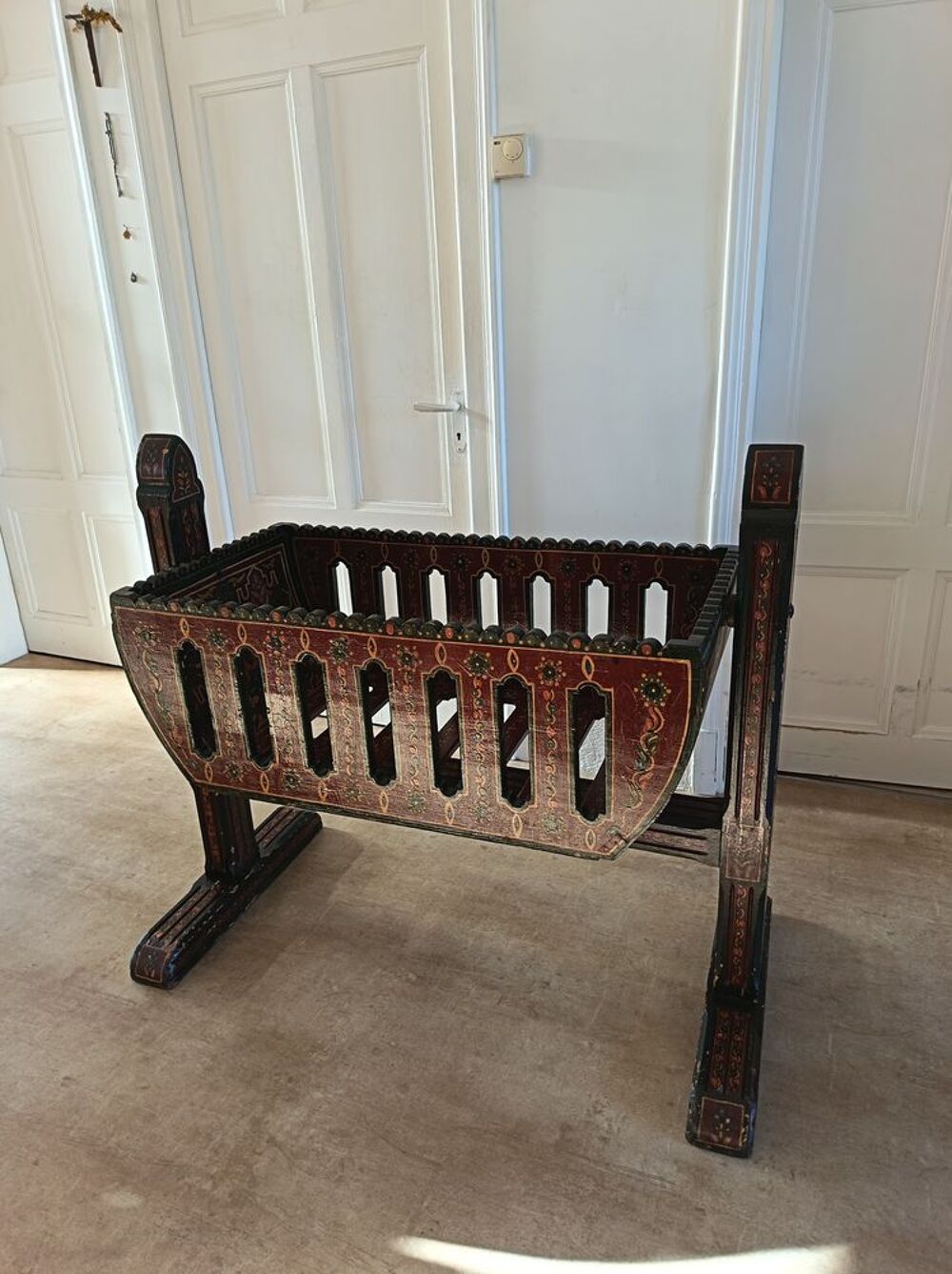 Berceau ancien en bois d&eacute;cor&eacute; artisanat marocain Meubles