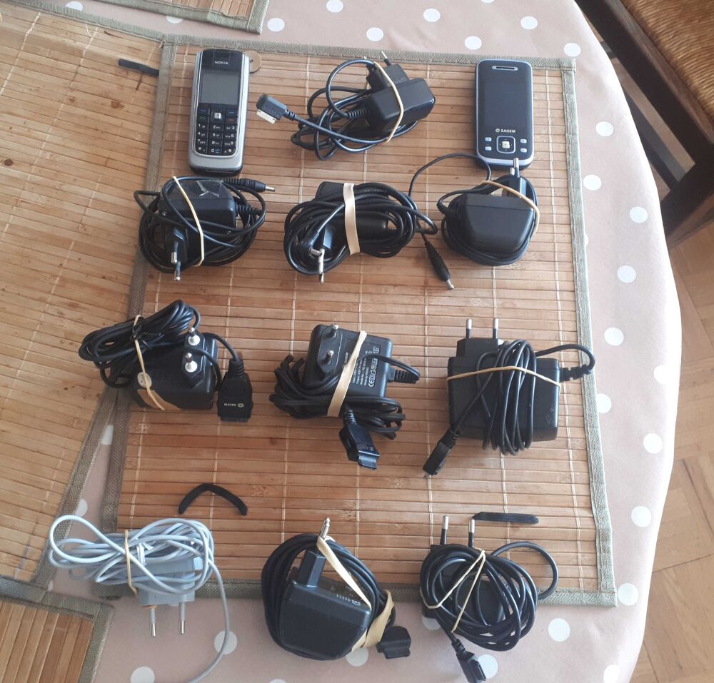 Lot chargeurs diff&eacute;rents et 2 mobiles vintage Téléphones et tablettes
