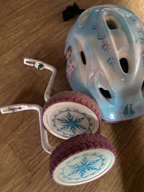 vélo avec casque et petites roues. Troissereux (60)