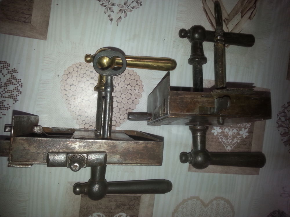 Serrure tres ancienne 