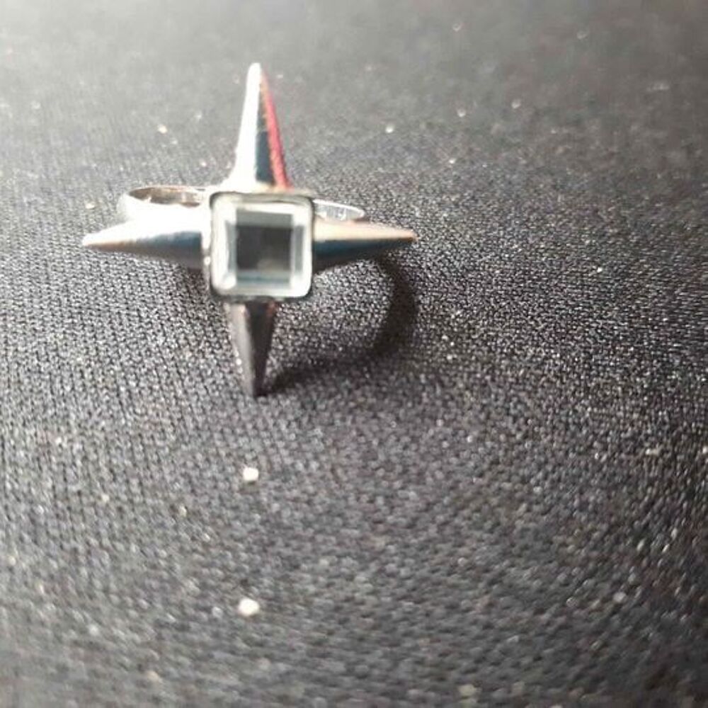 Bague avec 4 piques Bijoux et montres