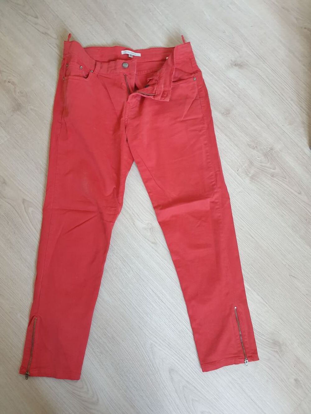 Pantalon Jean Biscote rouge taille 40 Vtements