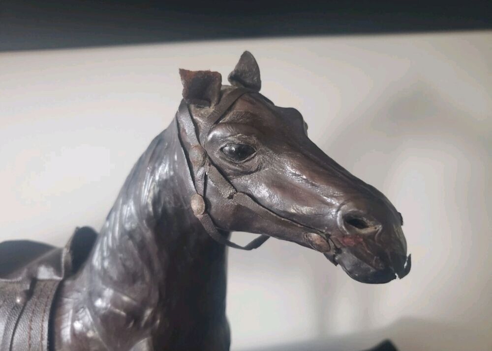 Sculpture animali&egrave;re ann&eacute;e 50-60, cuir Décoration
