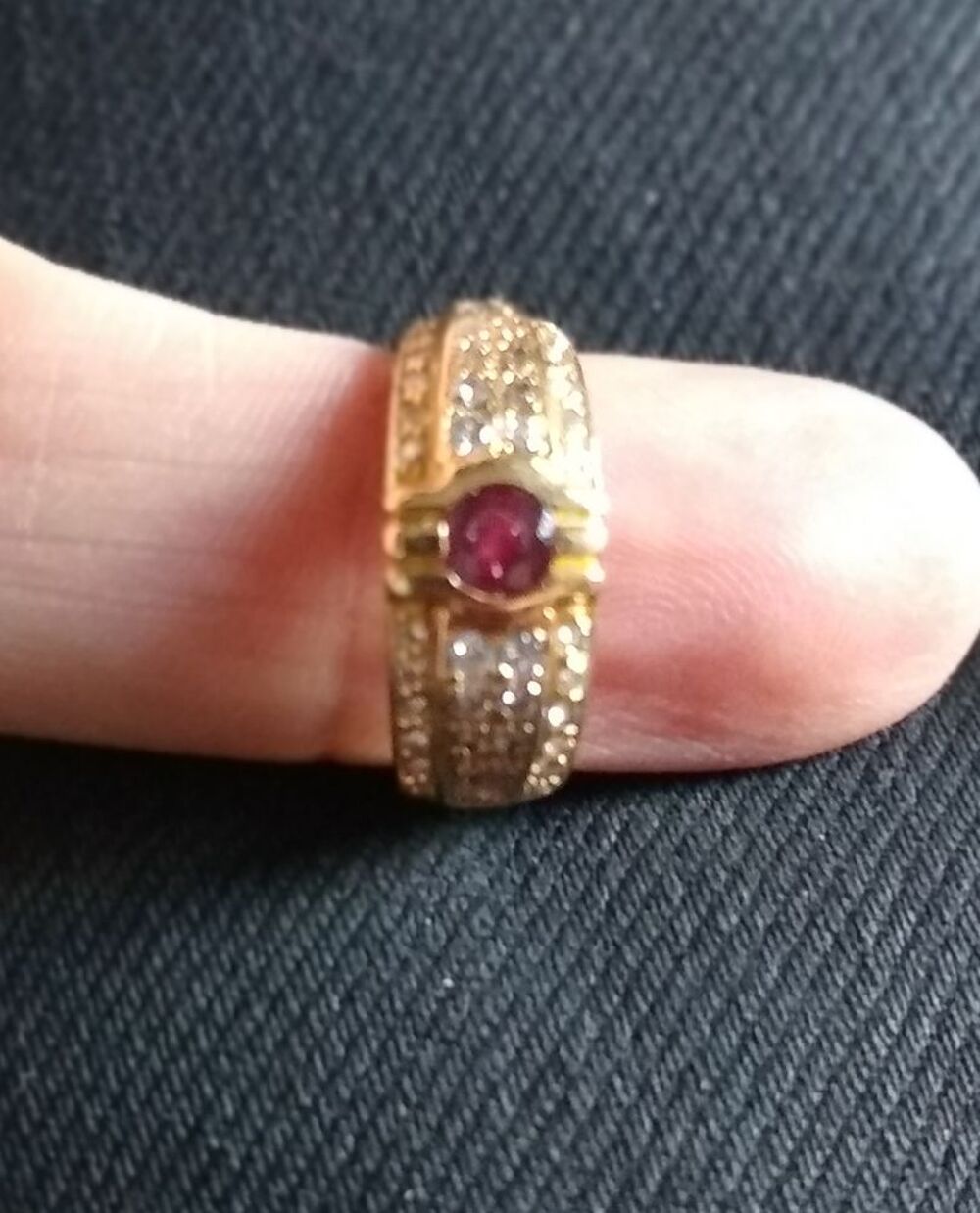 Bague Korloff avec rubis et 42 diamants. Bijoux et montres