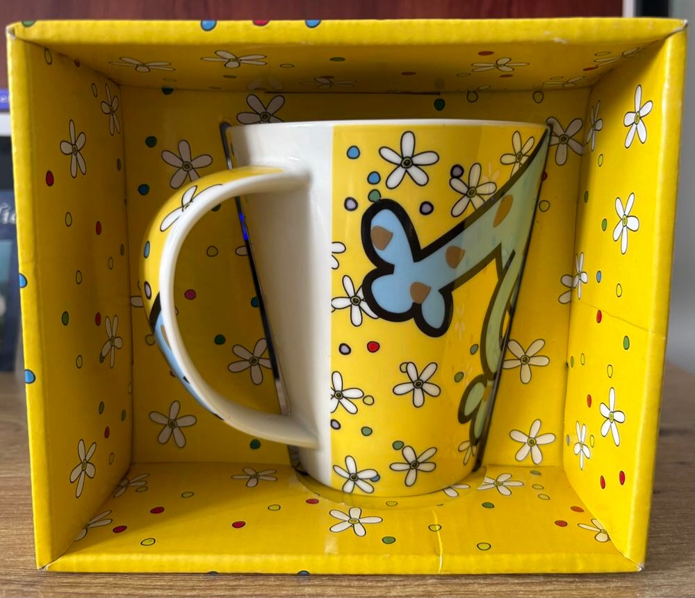 Grand mug en c&eacute;ramique illustr&eacute; avec un chien et des marguerites jaune, neuf Bijoux et montres