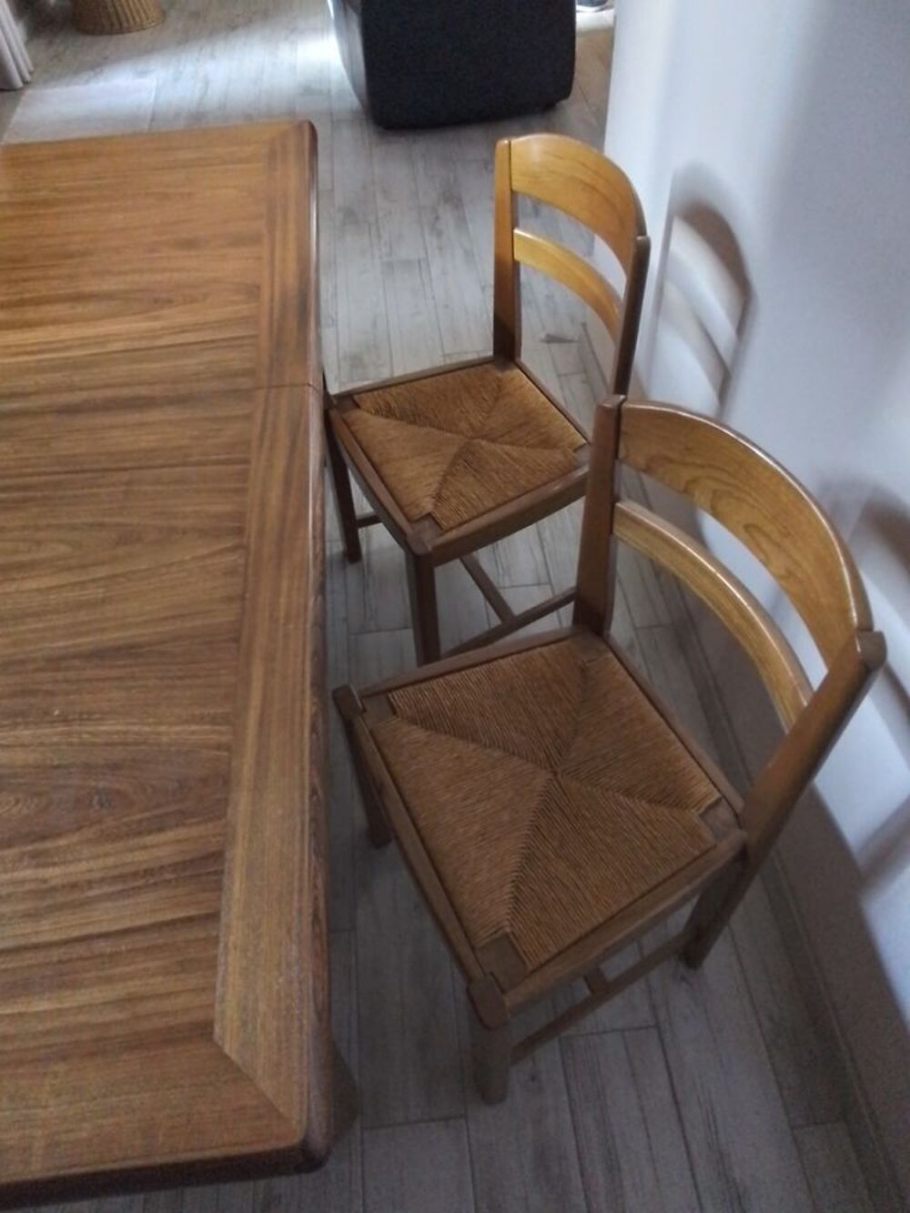 Belle et grande table rectangulaire et ses 4 chaises assorti Meubles