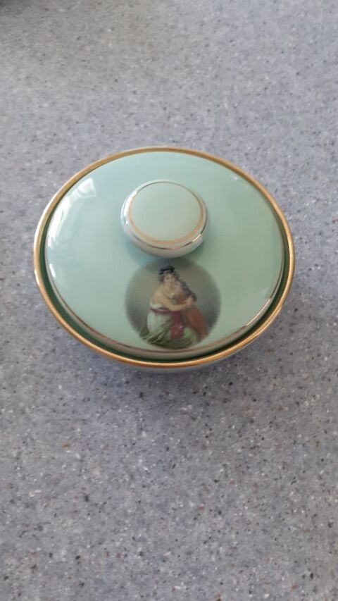 bonbonni�re ronde vert en porcelaine Fragnes (71)