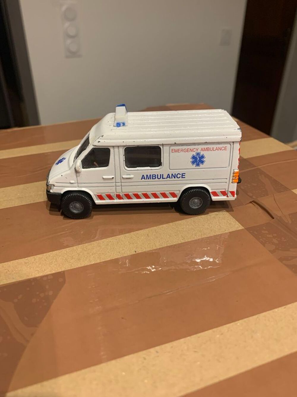 Jouet V&eacute;hicule \'\' Ambulance \'\' 