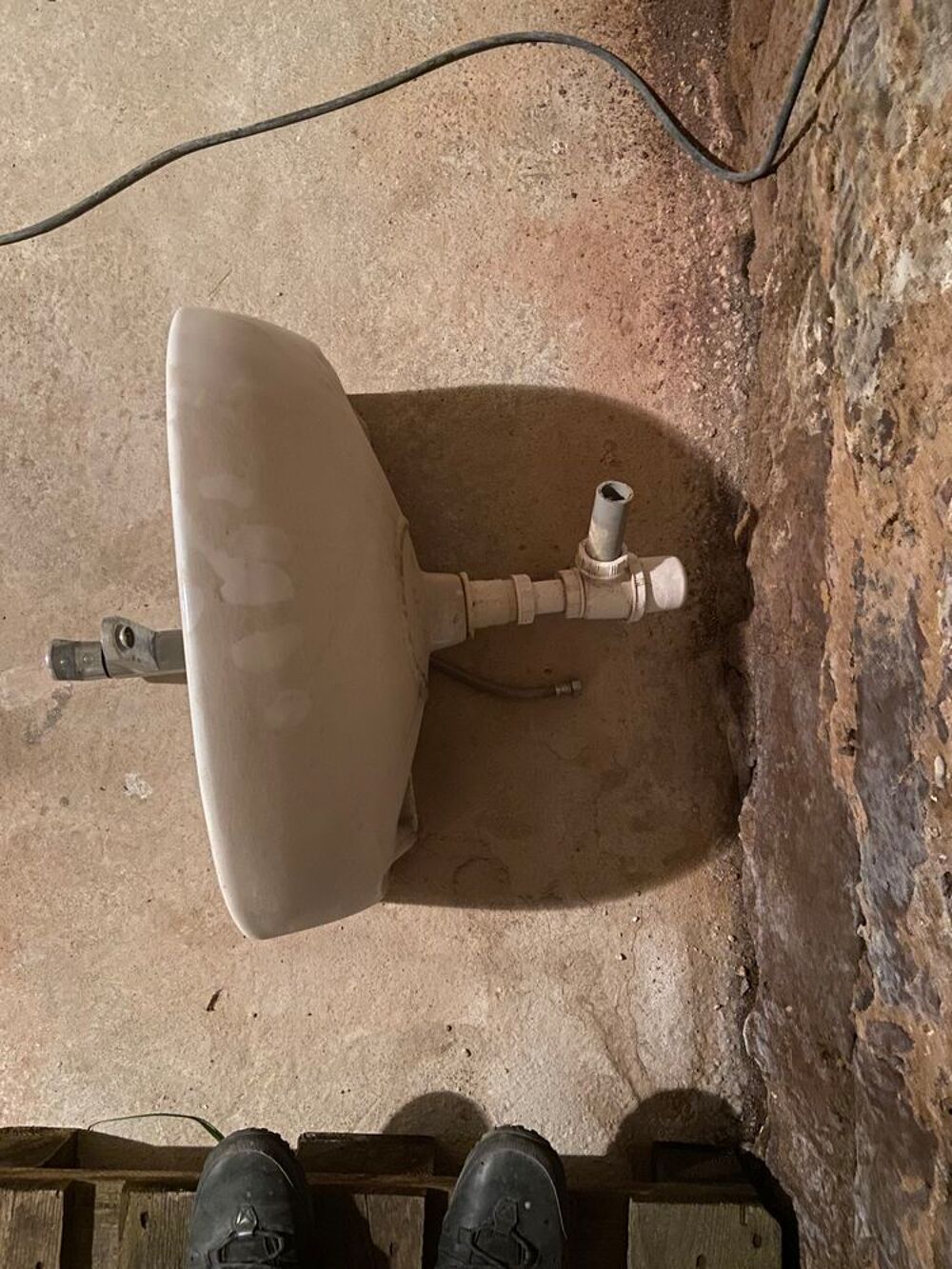 Lavabo mural en c&eacute;ramique blanche Bricolage