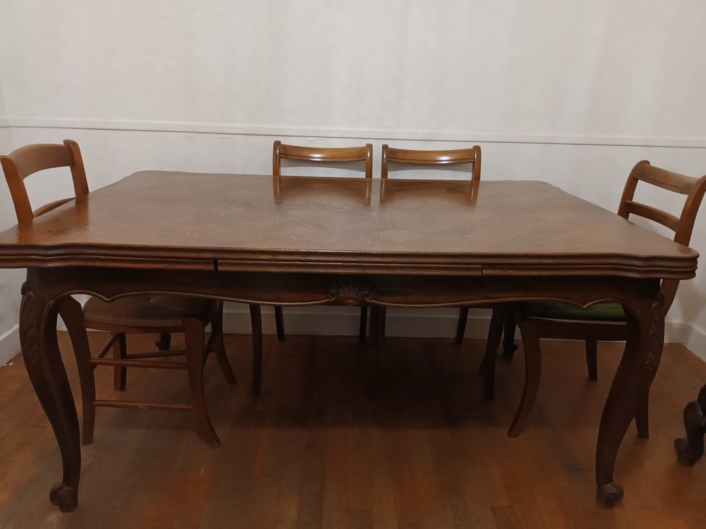 - Table style Louis 15 en ch&ecirc;ne + chaises velours Meubles