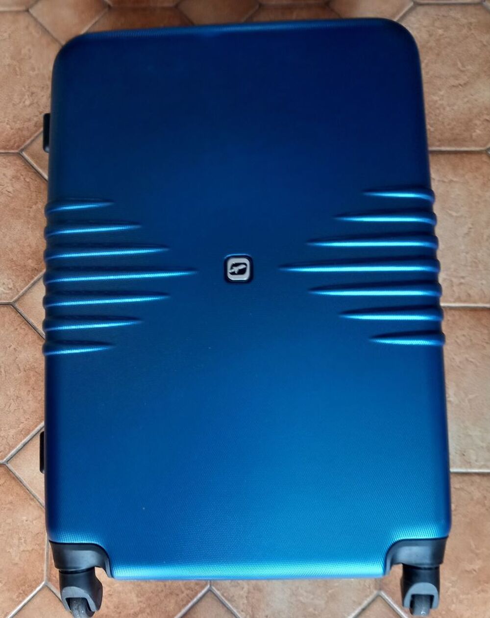 Valise bleue taille L (66x46x28 cm). Maroquinerie