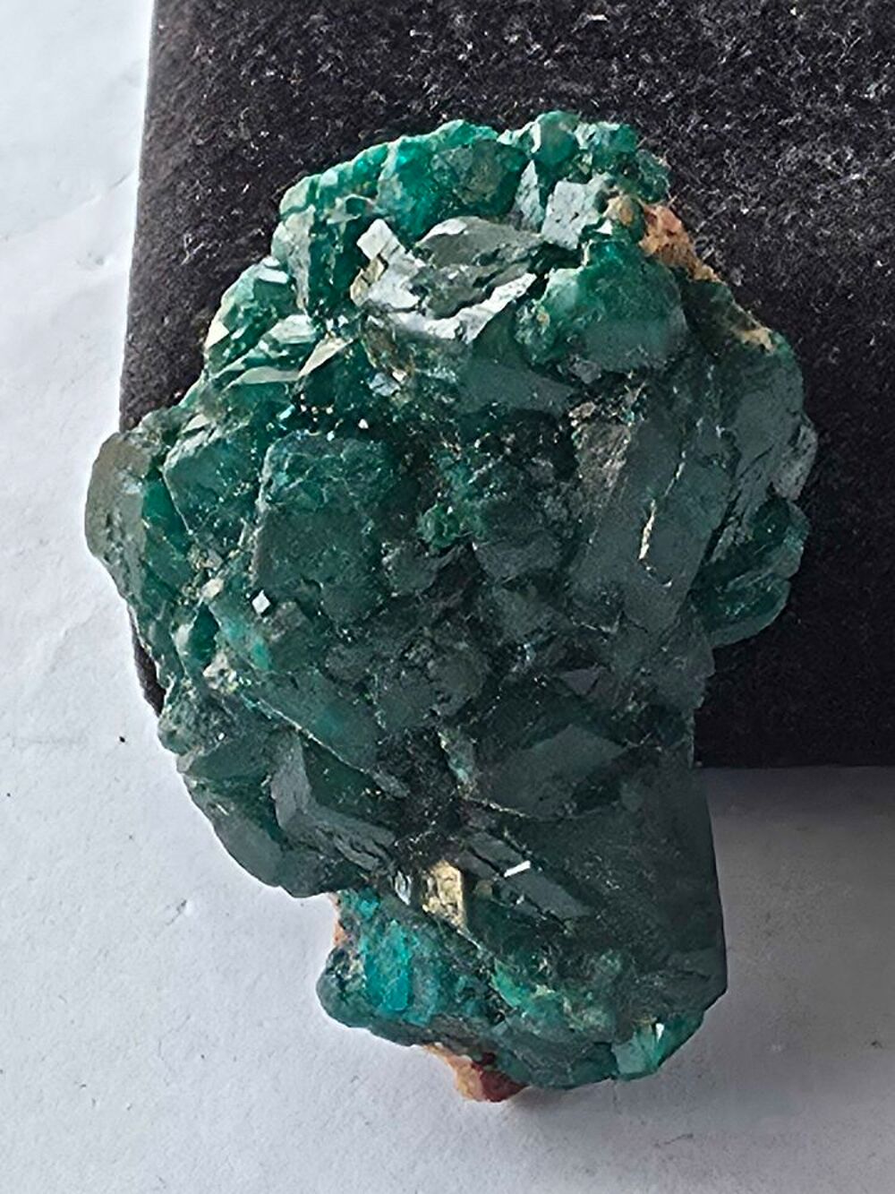 Dioptase brute sur matrice-Vert &eacute;meraude intense-38g 