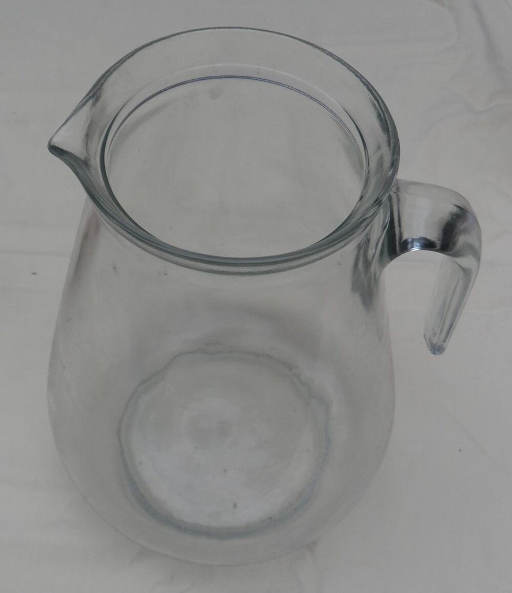Carafe avec r&eacute;serve &agrave; gla&ccedil;ons et bouchon &agrave; vis
3 litres env. Cuisine