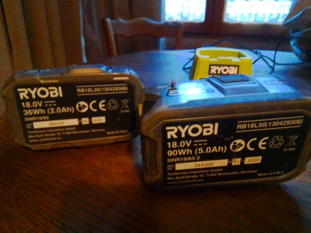 Batteries et chargeur Ryobi 18v Bricolage