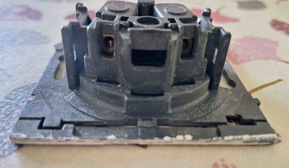 Prise 2 p&ocirc;les 16 amp&egrave;res Bricolage