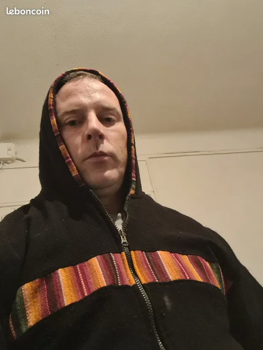 Pull p&eacute;ruvien noir M/L avec capuche Vêtements