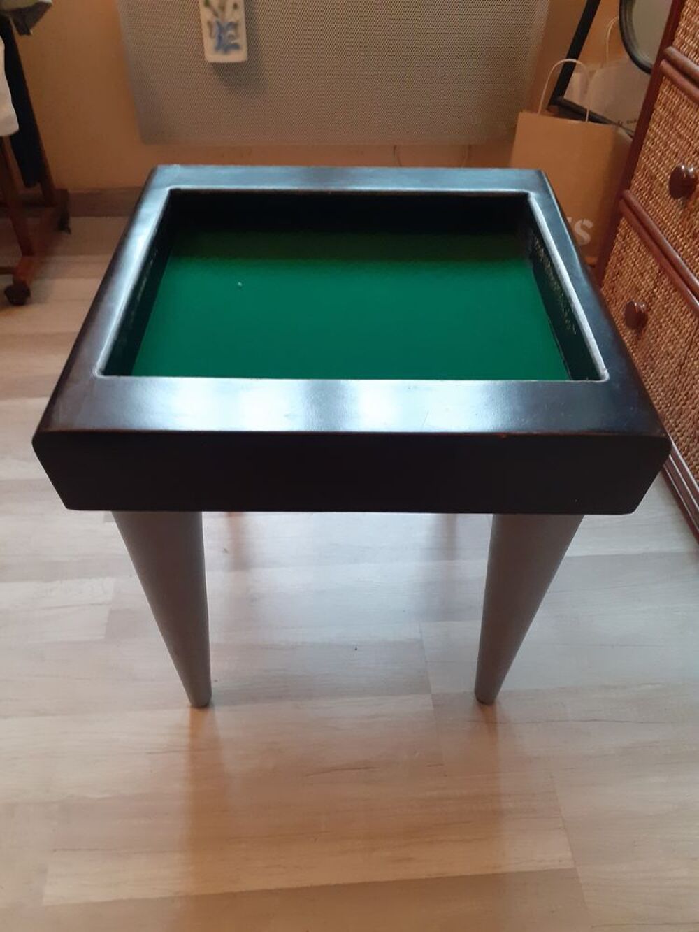  petite table de jeux bois 
Meubles