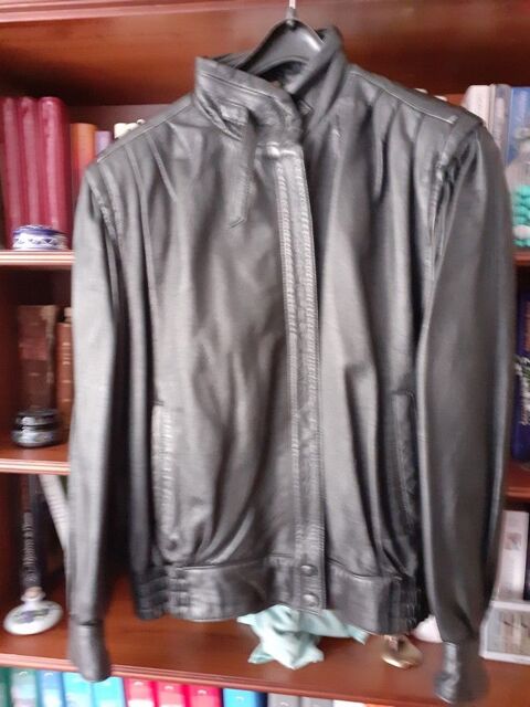BLOUSON noir 12 Brou-sur-Chantereine (77)