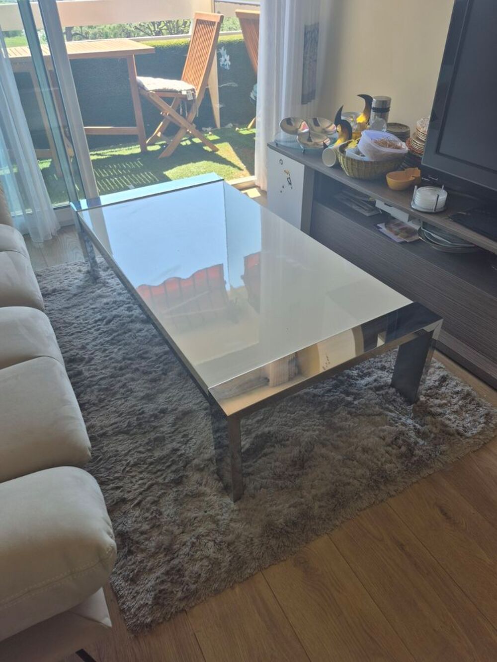 cette table de salon avec plateau blanc Meubles