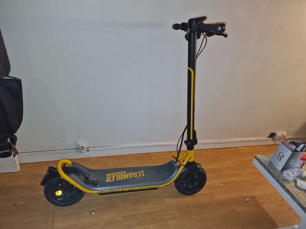 trottinette &eacute;lectrique Jeux / jouets