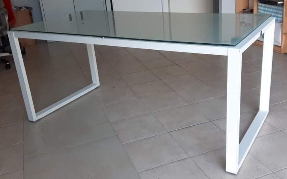Grande table en verre tremp&eacute; 
Meubles