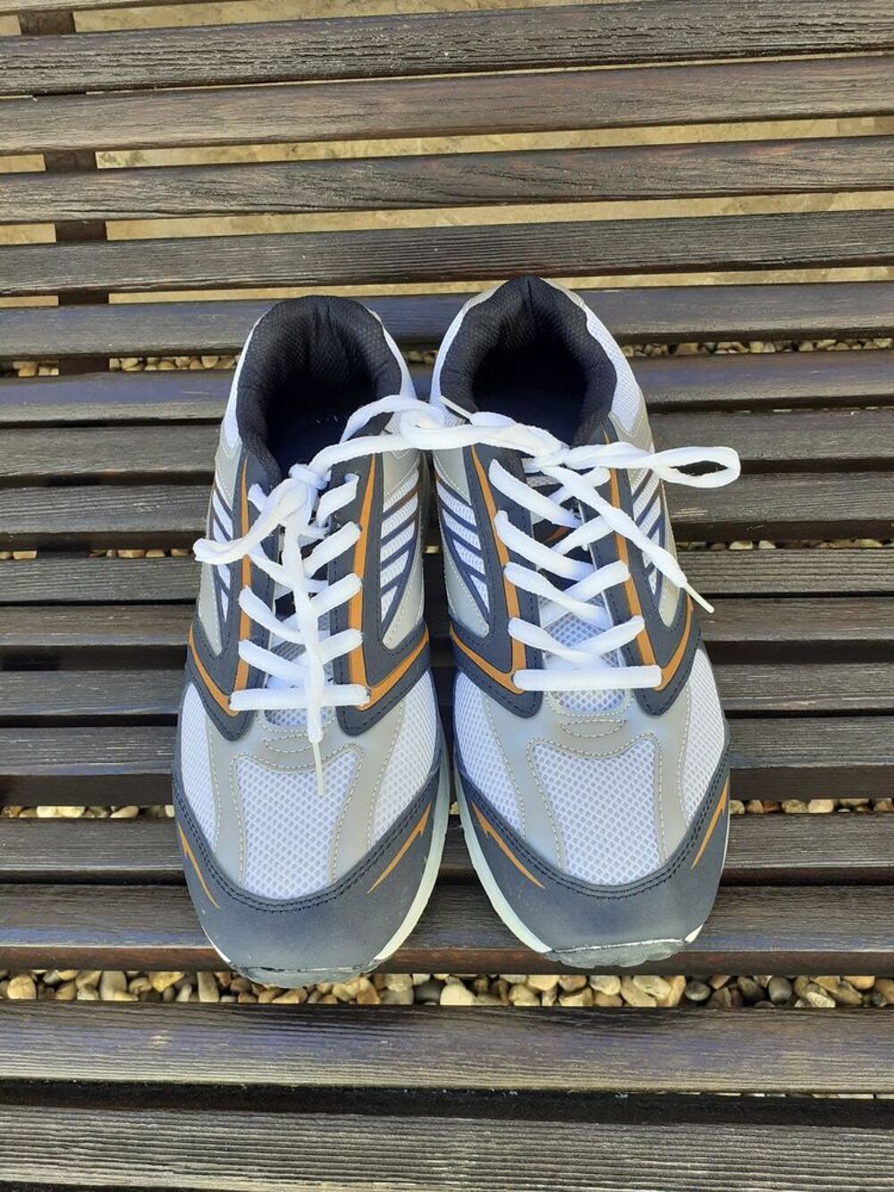Paire de chaussure de sport T43 en tr&egrave;s bon &eacute;tat Chaussures
