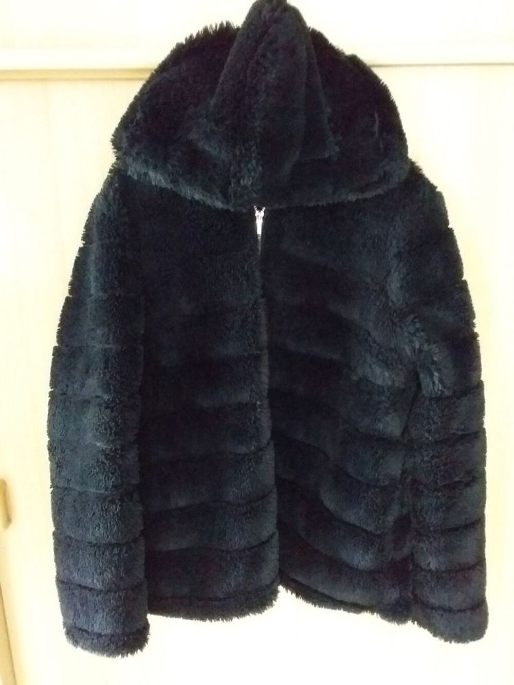 manteau fausse fourrure &agrave; capuche Vêtements