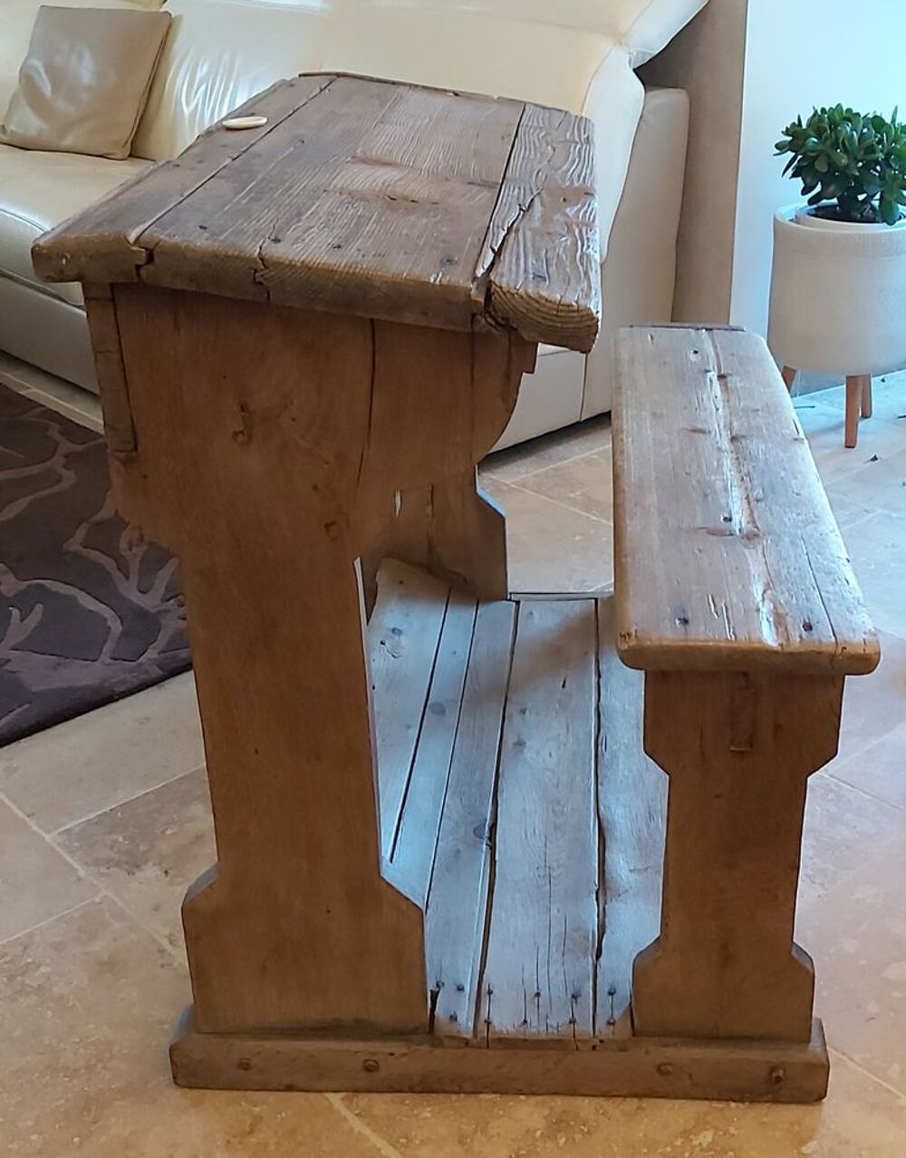 Ancien bureau d'&eacute;colier en bois massif
Meubles