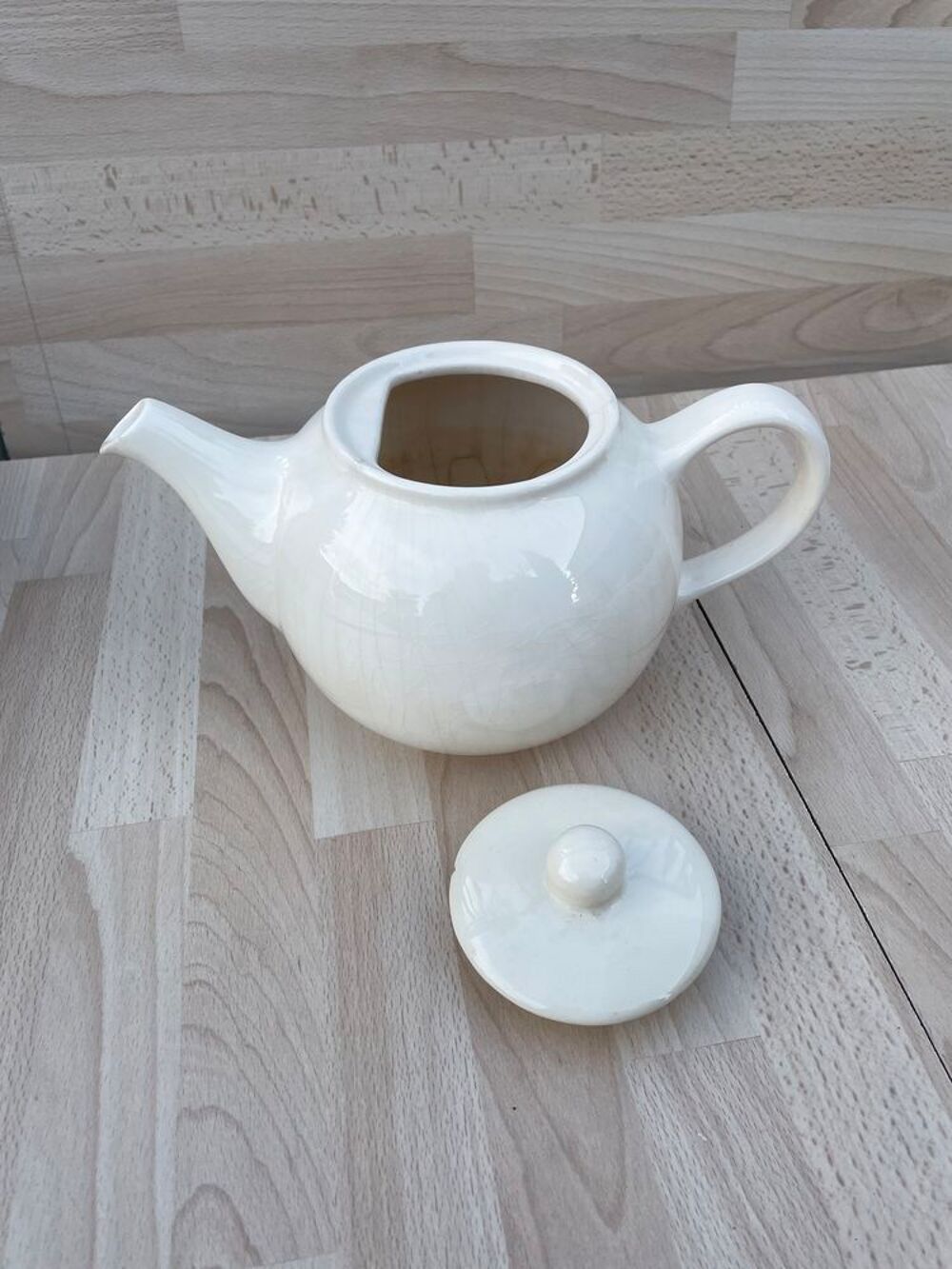 Vintage, lot d'un service &agrave; vaisselle ancien fa&iuml;ence blanche Cuisine