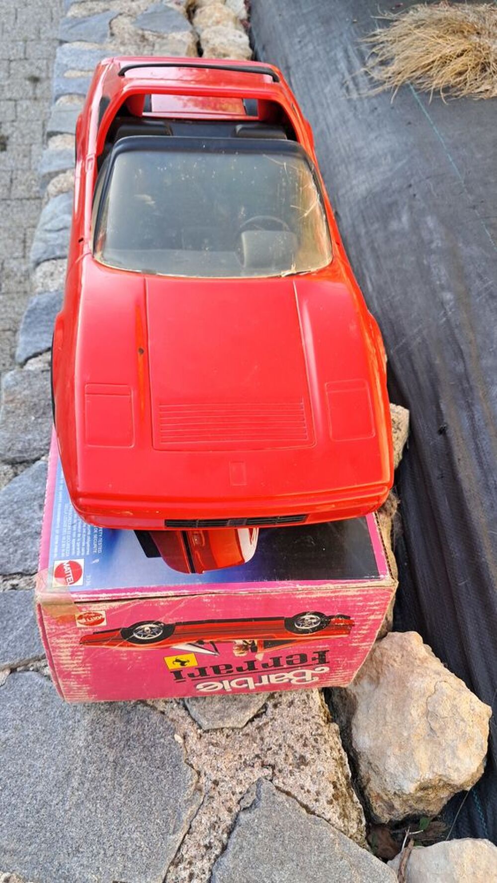 Automobile FERRARI pour poup&eacute;e BARBIE 
Jeux / jouets