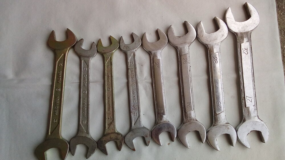 une caisse a outils remplie d'outils divers ; en bon &eacute;tat . Bricolage