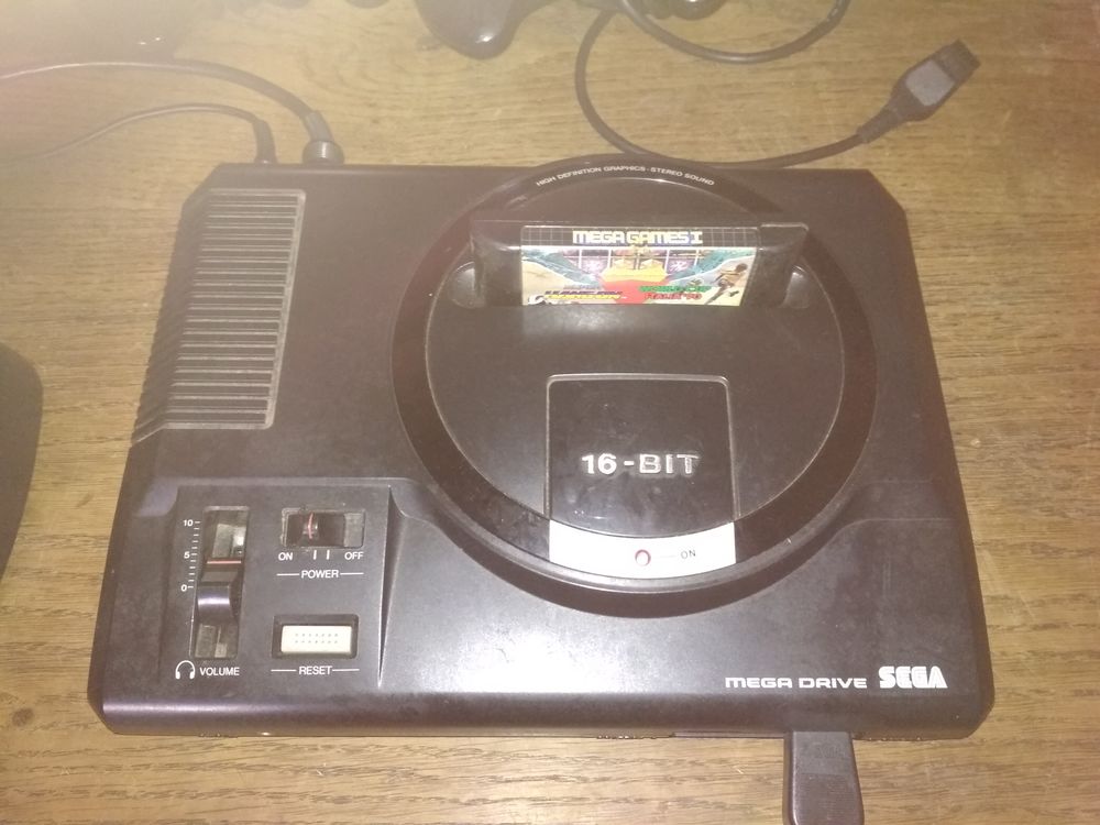 Console Sega Mega Drive compl&egrave;te plus arcade power et 9 jeux Consoles et jeux vidéos