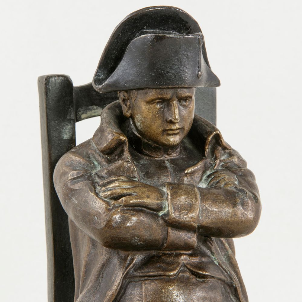 statue Napoleon assis sur une chaise. 