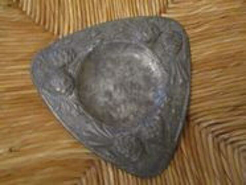 CENDRIER TRIANGULAIRE AVEC POMMES DE PAIN EN ETAIN 18 M�rignies (59)