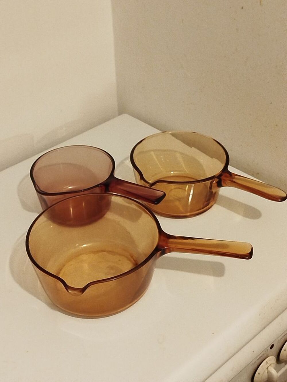 3 casseroles en verre fum&eacute;. Corning France, Vision.
Cuisine